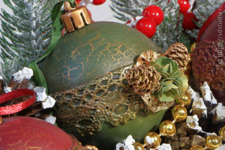 Объемный декупаж новогоднего шара, использование кракелюра, объемного декора и тонирования