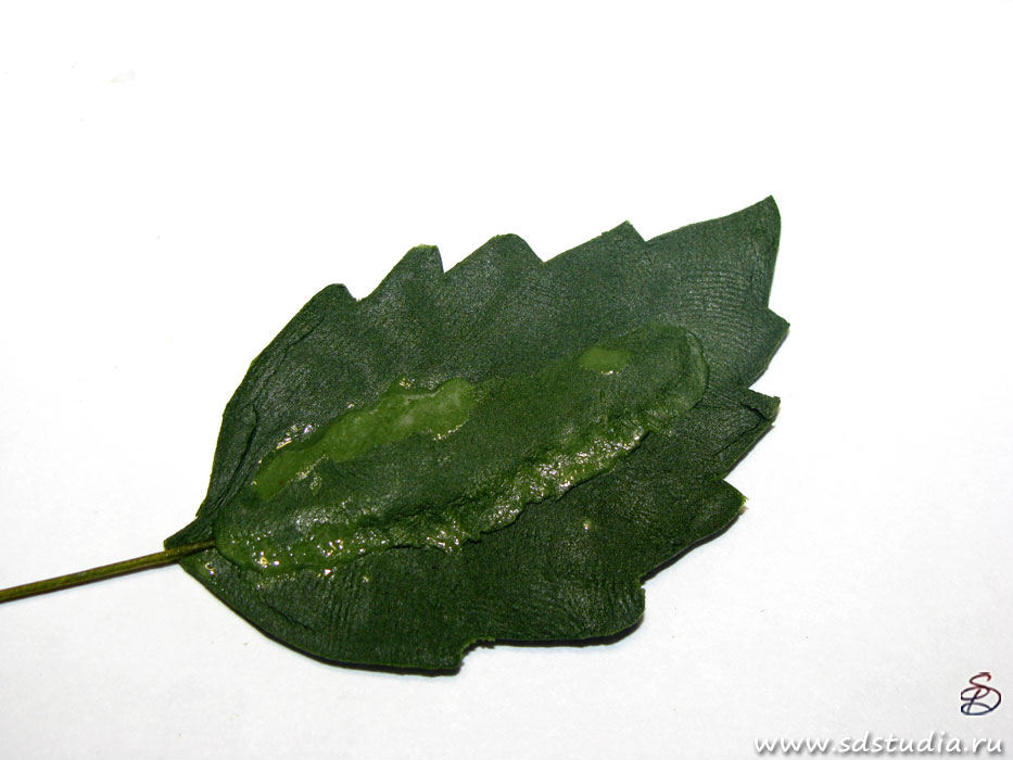 Лепка листика для цветка из пластики Hearty Soft с помощью формы Makins