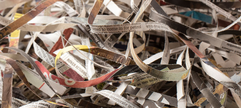 Порезанные газеты для создания папье-маше