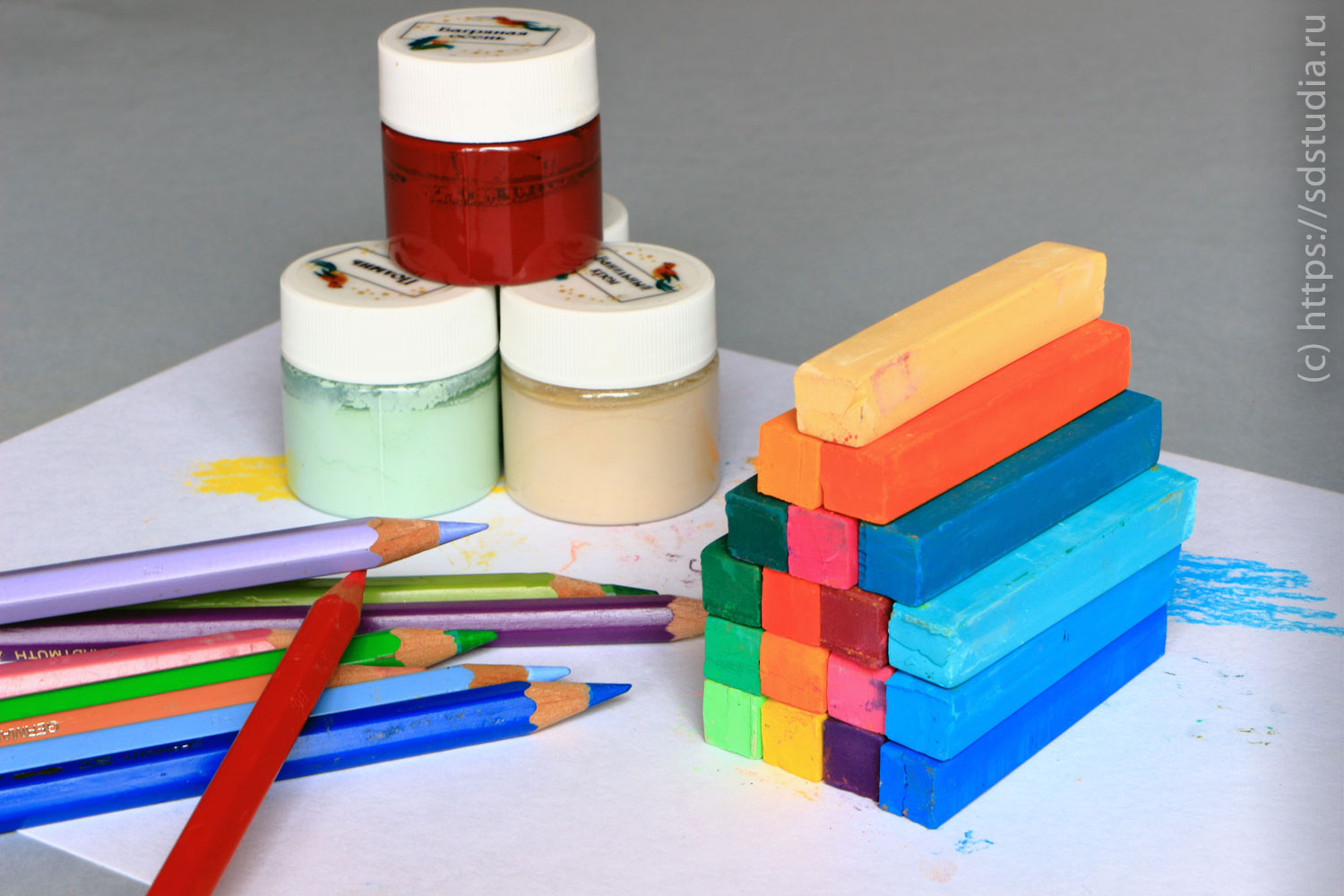 Краски, карандаши и пастель - подходят для тонировки бумажных цветов