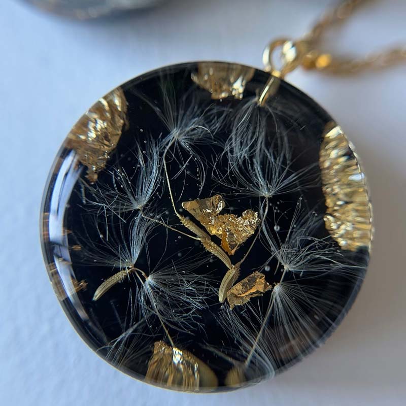 Серьги из эпоксидной смолы с поталью Серьги из эпоксидной смолы с хлопьями золотой потали