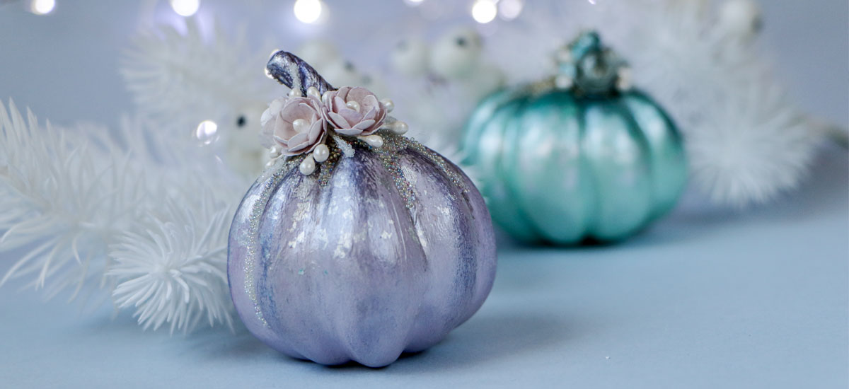 Интерьерные тыквы, декорированные поталью