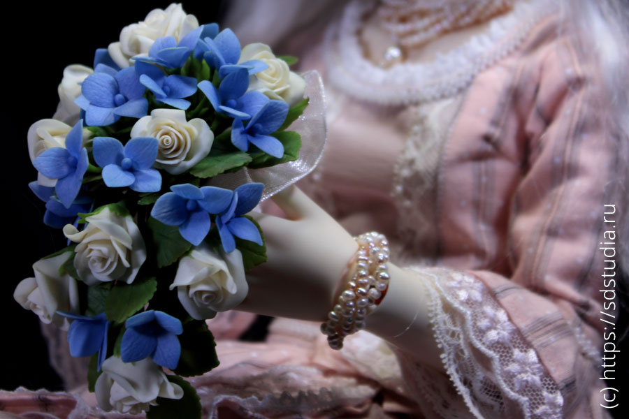 Миниатюрный букет для невесты из роз из холодного фарфора