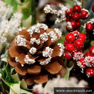 Новогодний декор из шишек