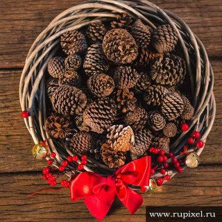 Новогодняя корзинка с сосновыми шишками