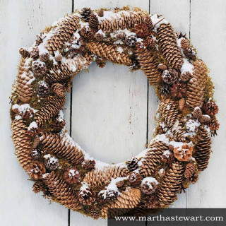 Новогодний венок из еловых шишек