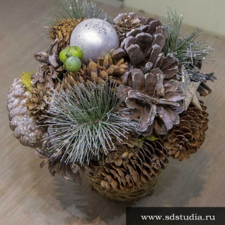 Настольная композиция из сосновых и еловых шишек