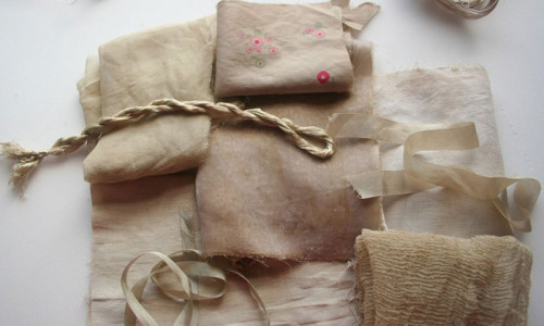 Разные оттенки ткани, полученные при окрашивании чаем
