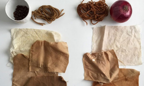 Разные оттенки ткани, полученные при окрашивании луковой шелухой и кофе