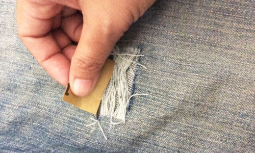 Обработка ткани наждачной бумагой